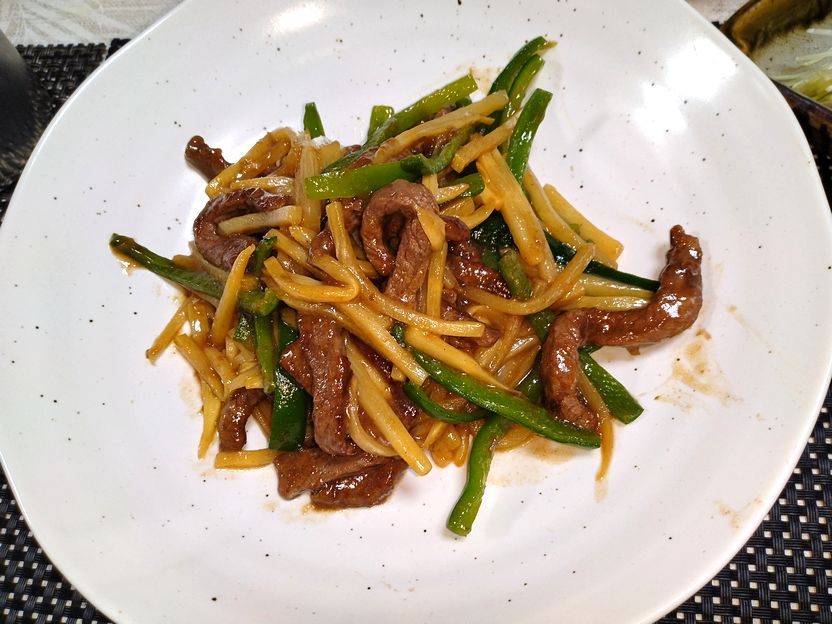 ＊青椒牛肉絲（チンジャオニュー...