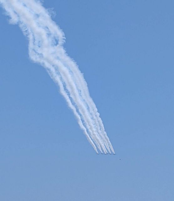 青空にスモークの白がハッキリく...