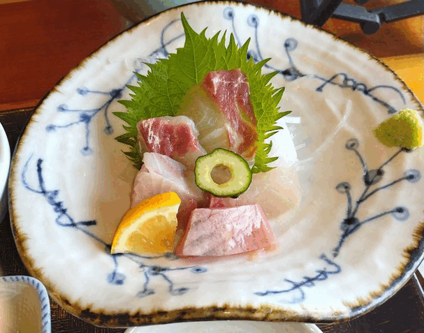 お造りは真鯛、イカ、ハマチ 天...