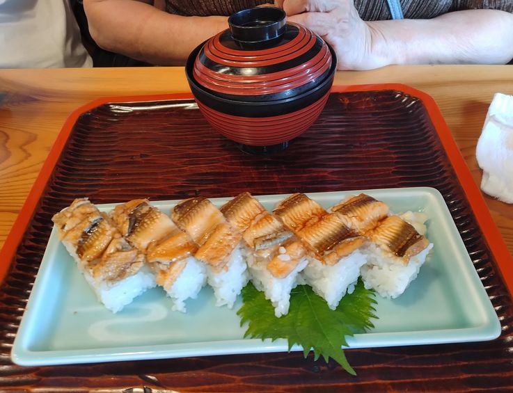 *穴子の押しずし お味噌汁付き...