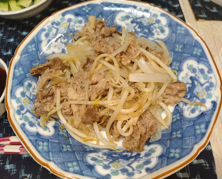 *牛バラ肉と玉ねぎ、もやしのシ...