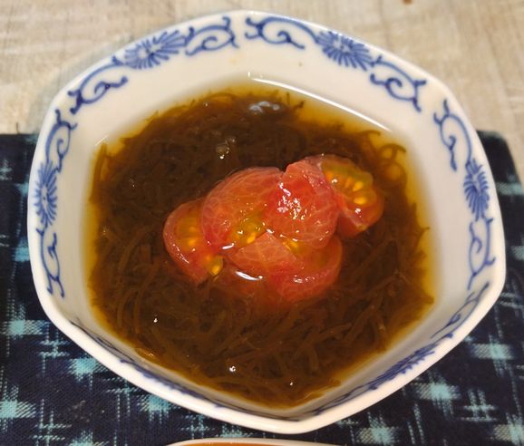 *もずく酢とミニトマト 黒酢に...