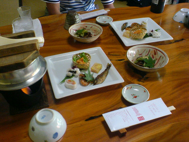 お昼のご馳走の始まりです