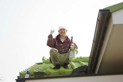 サロンの方屋根はスレートの茶で...