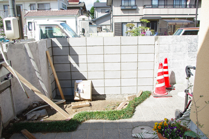花壇の花も工事のため、取ってし...