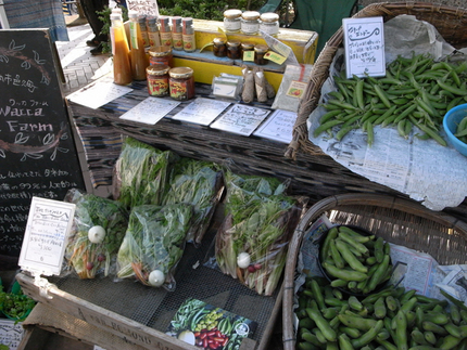 この露店は、有機野菜を売ってい...
