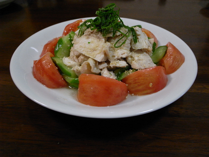 鶏のもも肉を湯がいてスライスし...