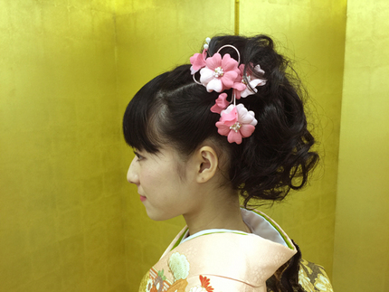 左側は、右側の花と似たような髪...