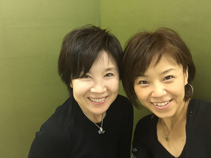 自撮り棒を使って「ハイ、ポーズ...