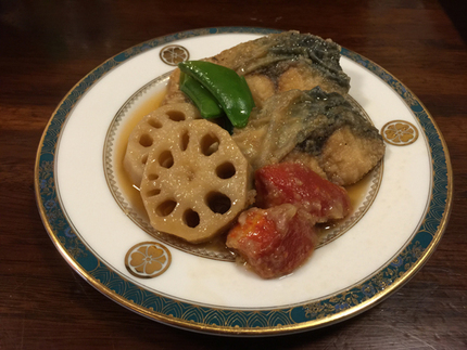 今夜はこのお皿に、揚げサバ煮...