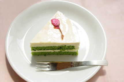 淡い桃色のムースに、抹茶のスポ...