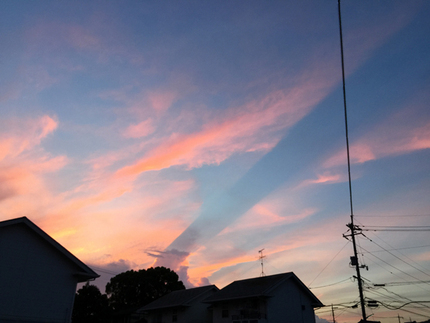 夕方の散歩道、だんだんと空が赤...