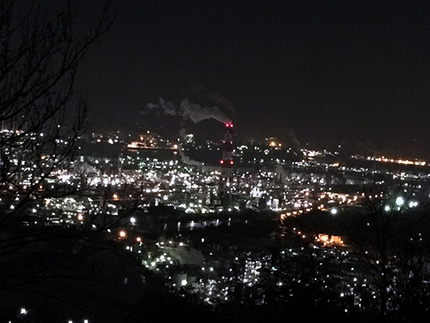 こちらは山の上から見える工場の...