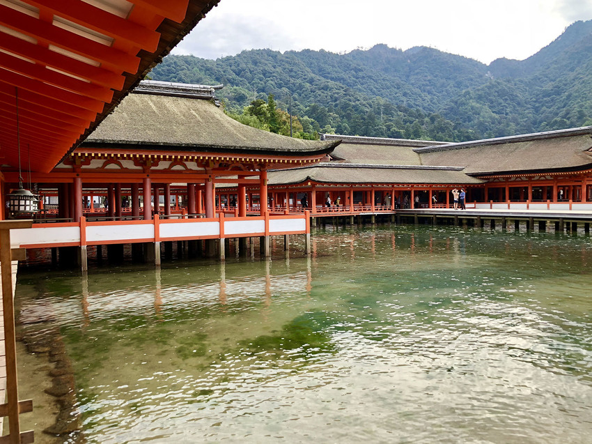 そして厳島神社の中に入って行き...