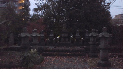 和賀忠親と家臣７人の墓石