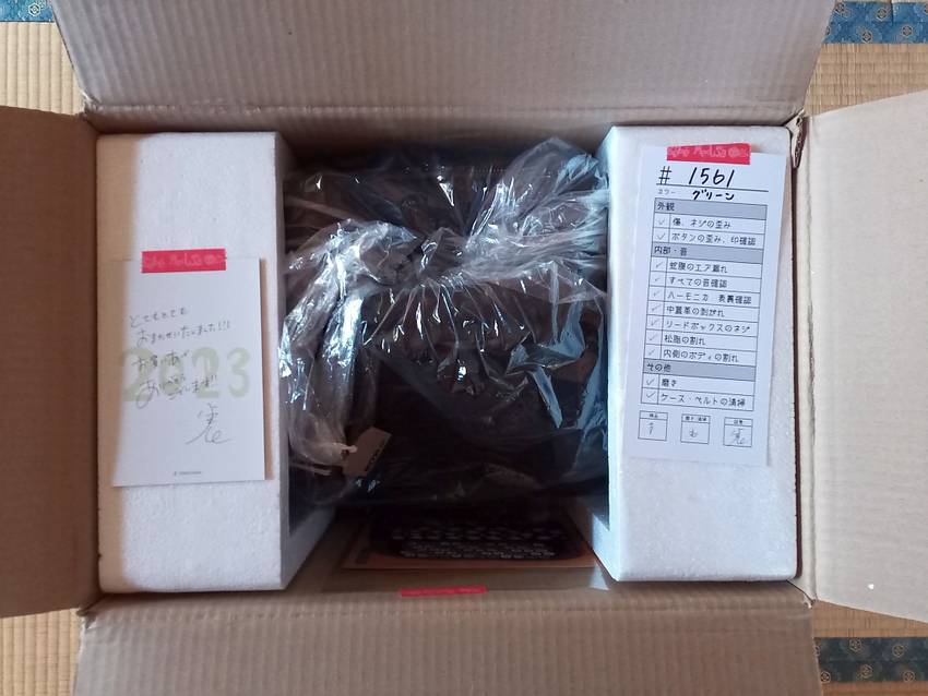 開けた所。右に検品表、左に礼状...