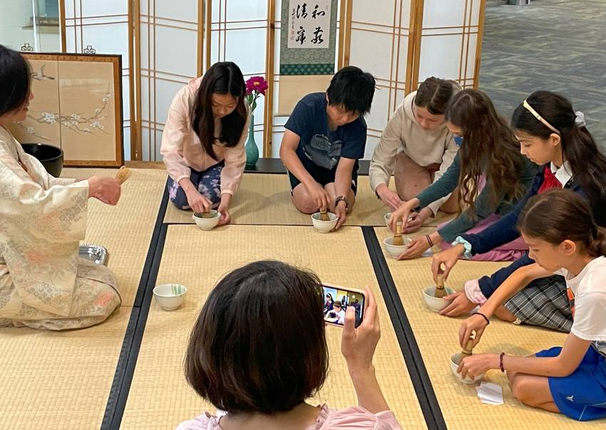 茶道体験クラス　みなさん、茶筅...