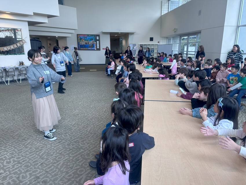 今日は課外授業で、盆踊りの紹介...