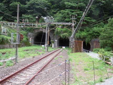 旧熊ノ平駅。左の二つのトンネル...
