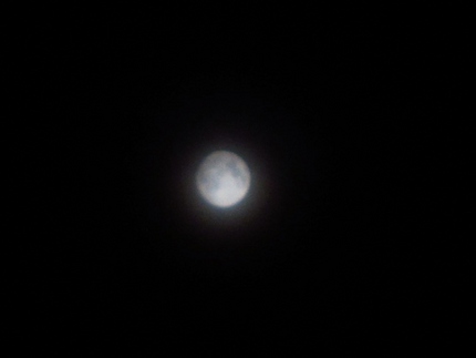 【月】台風前の小望月