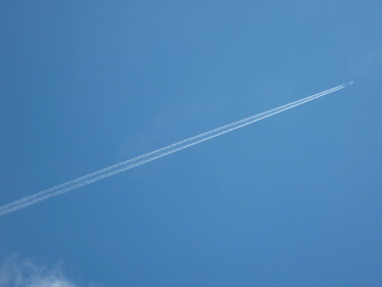 【宙】飛行機雲と立ち上がる雲