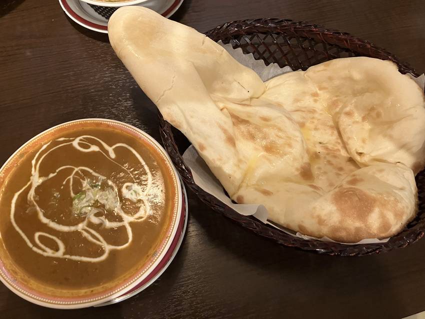 夕食はチキンカレーとナン