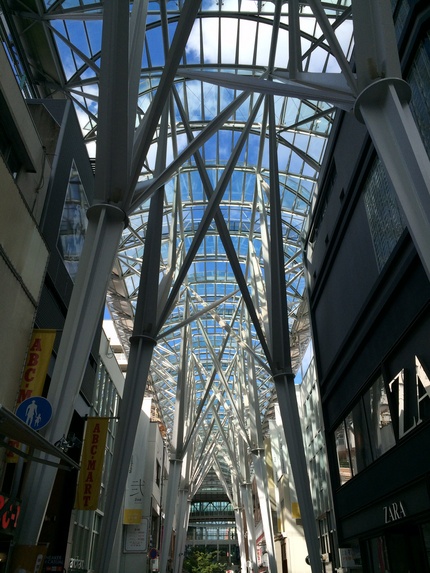 アーケード街から見上げた空