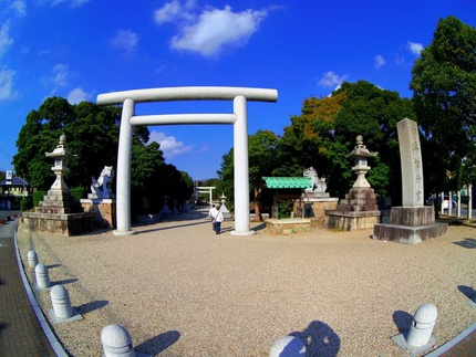 伊弉諾神宮正面。境内は南のこの...