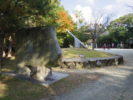二の鳥居脇に在る「陽の道しるべ...