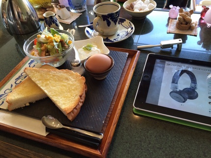モーニング食べながら作業してま...