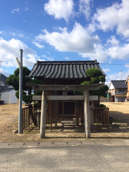 空き地にぽつんんと小さな鳥居と...