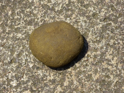 コロッケの様な形の石