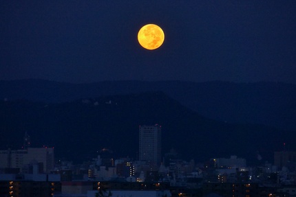 香川県庁の上に仲秋の名月