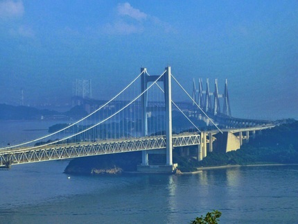 手前が下津井瀬戸大橋...