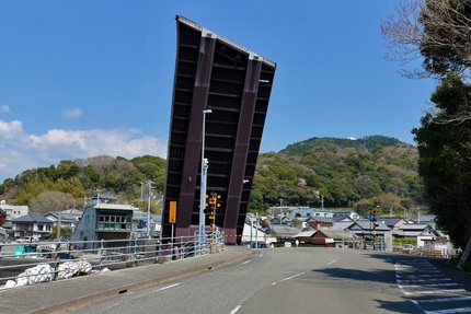 手結港の可動橋。跳ね上がってい...