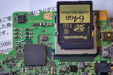 SDカードの入るフォルダの横が...