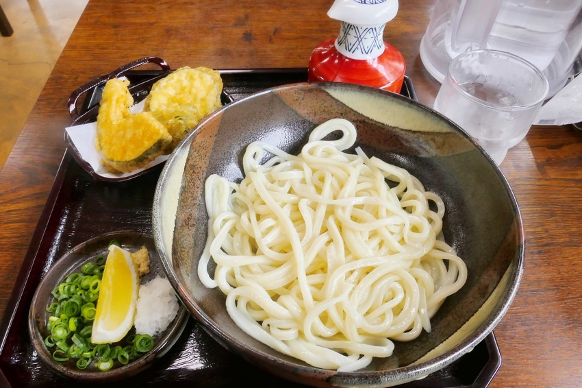 生じょうゆウドンと揚げ物3品(...
