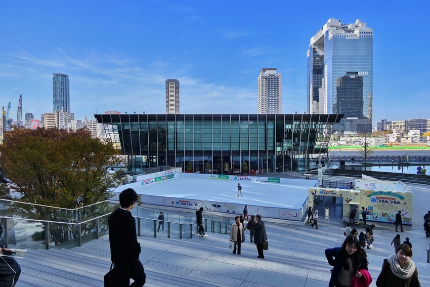 大阪駅のメイン階段を降りてすぐ...