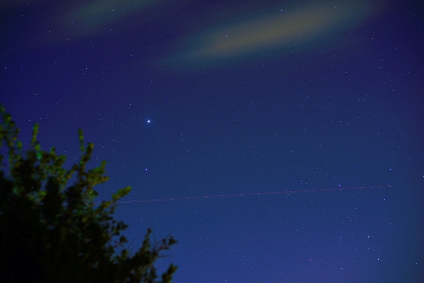 木星と夜間飛行の航空機 1分程...