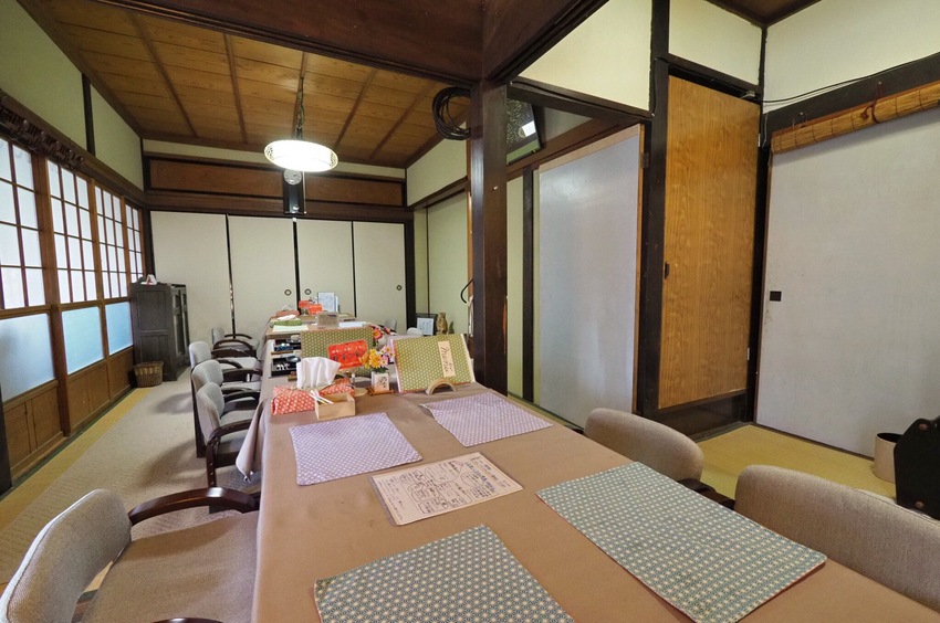 4人掛けテーブルが3つ。窓際の...
