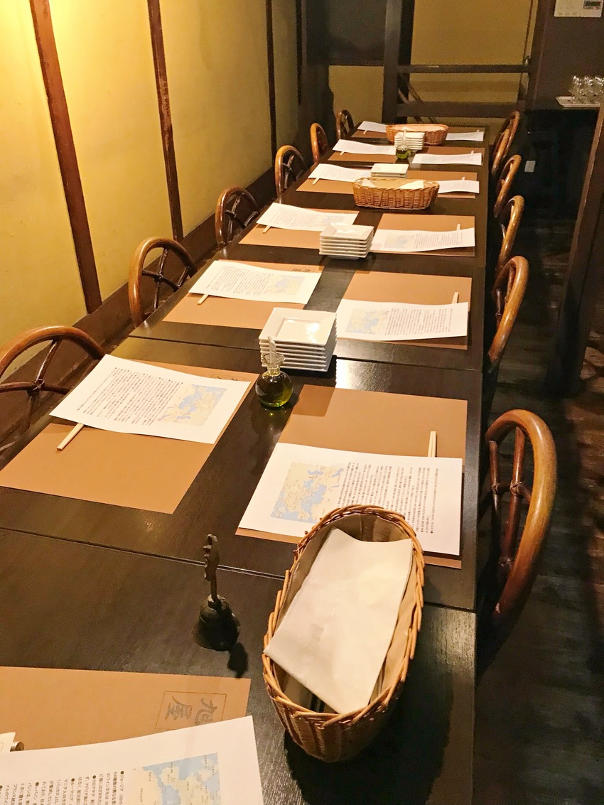2階の会場はワイン会の準備も終...