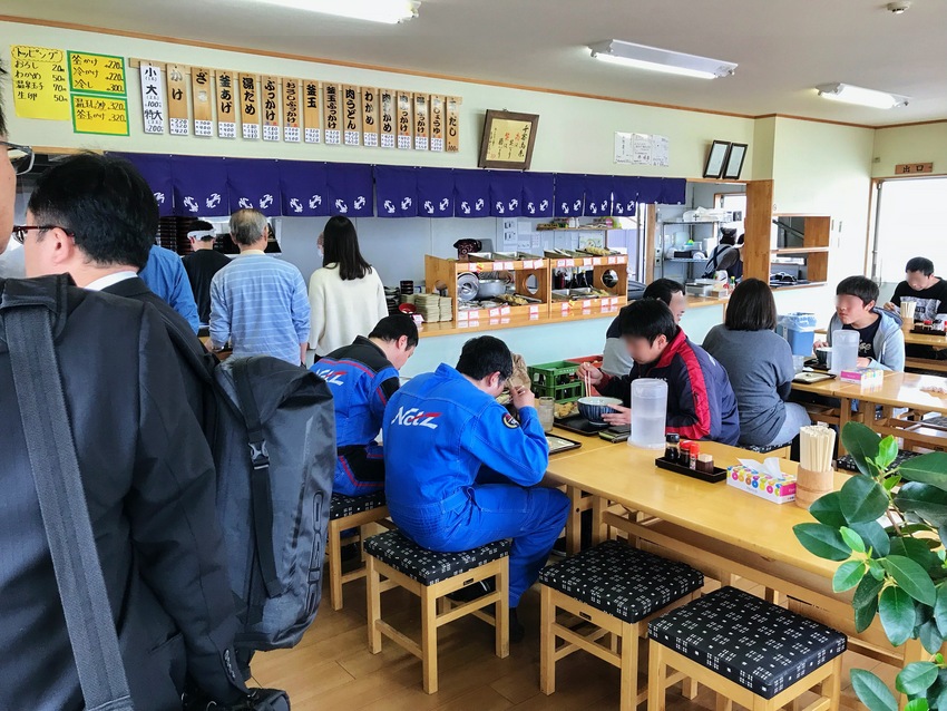 セルフでは自分で御盆と水を準備...