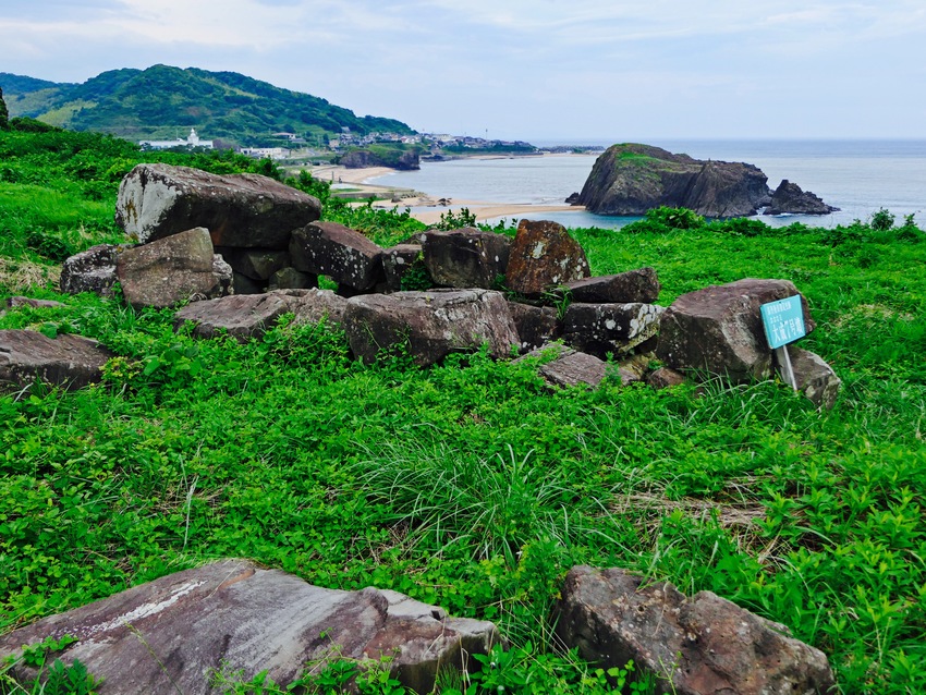 丘の上の古墳から立岩を望む
