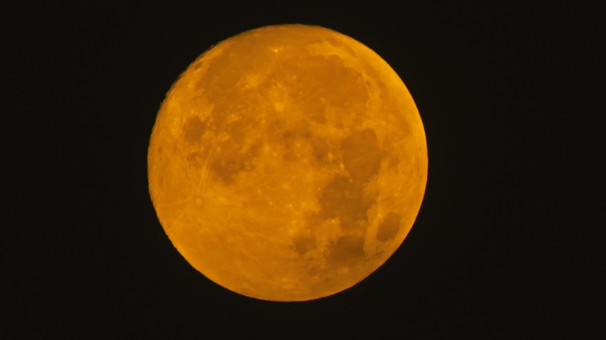 オレンジ色の月