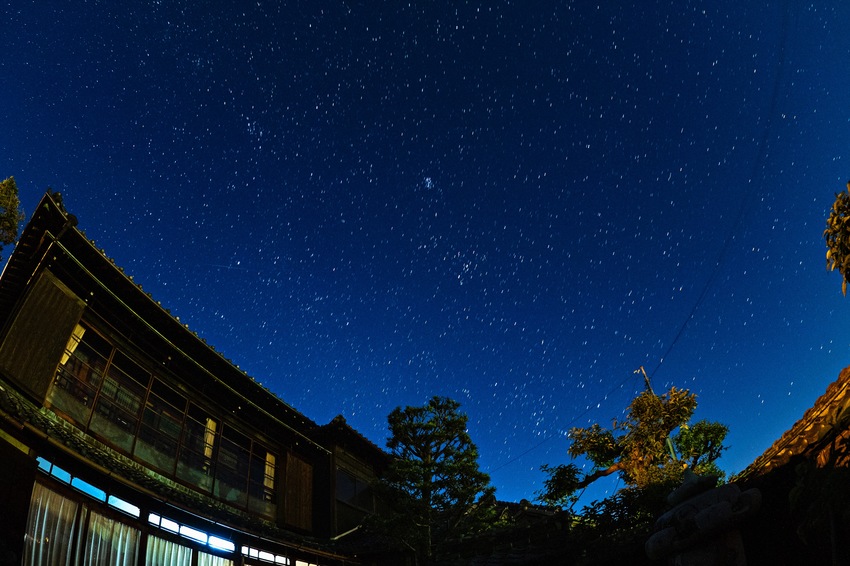 薄明に近い頃 屋根の上に流れる...