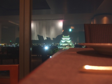 尾張名古屋は城で奮起してきた・...