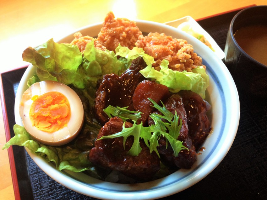 笹のみ食堂のどてカラ丼は牛スジ...