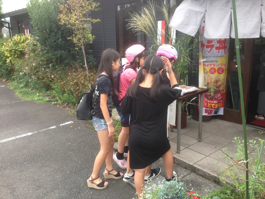 ほら来た、近所のハイエナ(笑)...