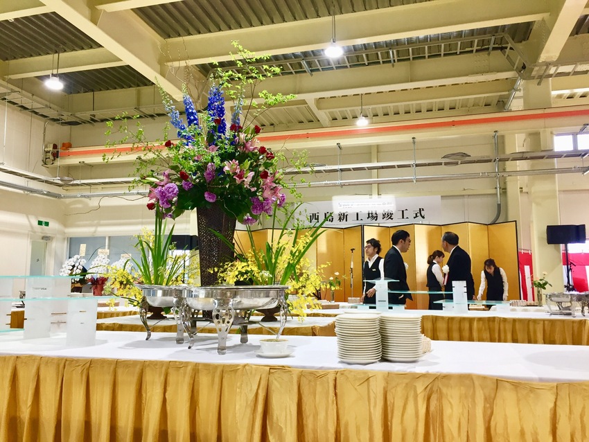 最後に料理が並んでやっと完成で...