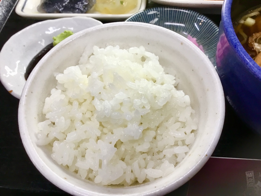 ご飯の茶碗は一回り小さいです ...